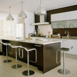 Барная стойка на кухне комплектуется высокими стульями или табуретами с подставкой для ног
